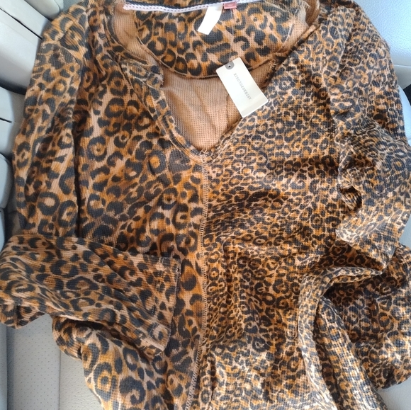 Leopard print Woman's small blouse - Picture 2 of 4